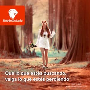 Mujer caminando con flores en un bosque, simbolizando búsqueda interior y decisiones de vida.