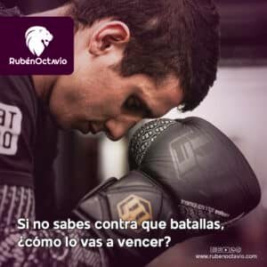 Hombre con guantes de boxeo reflexionando sobre sus batallas internas