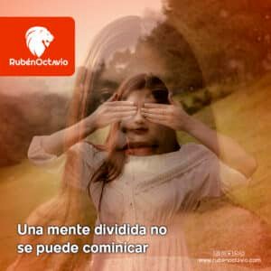 Imagen de una mujer con los ojos cubiertos en doble exposición, representando una mente dividida y la falta de claridad interior. RubénOctavio Psicoterapia Integral.