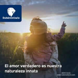 Persona cargando a una niña mientras miran el horizonte, simbolizando amor puro e innato.