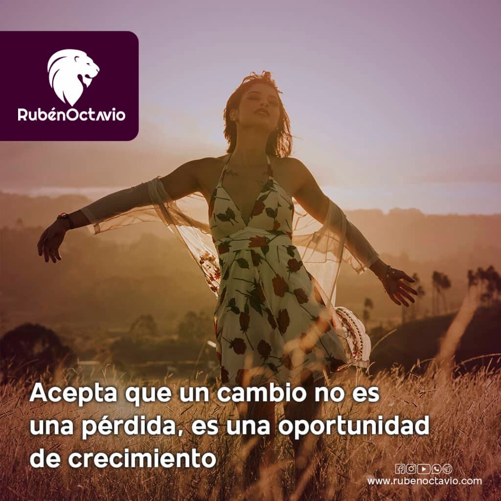 Mujer abriendo los brazos al atardecer simbolizando aceptación y crecimiento personal.