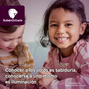 Niñas sonriendo mientras comparten un momento, representando la conexión interior y el autoconocimiento.