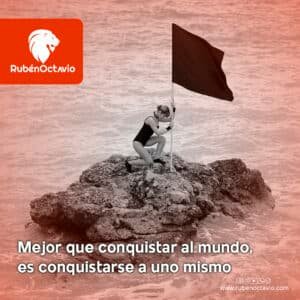 Persona colocando una bandera sobre una roca, simbolizando la conquista interior y el autoconocimiento.