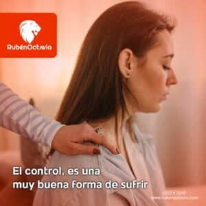 Mujer triste siendo consolada mientras se reflexiona sobre el control y el sufrimiento.