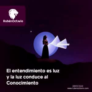 Mujer iluminando la oscuridad con un haz de luz simbólico, representando entendimiento y despertar.