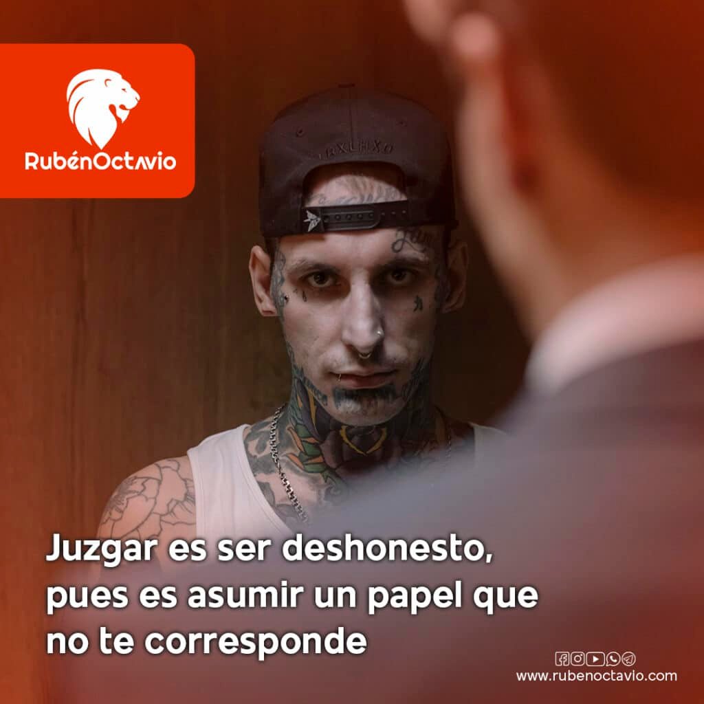 Hombre tatuado siendo observado mientras se reflexiona sobre el juicio y la honestidad interior.