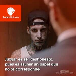 Hombre tatuado siendo observado mientras se reflexiona sobre el juicio y la honestidad interior.