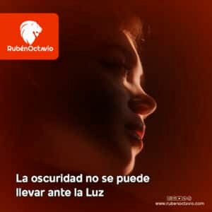 Rostro iluminado entre sombras simbolizando el contraste entre oscuridad y luz interior.