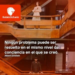 Personas en distintos niveles de un edificio ilustrando el concepto de conciencia y perspectiva.