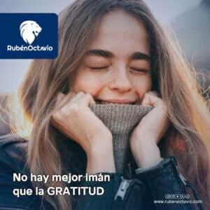 Mujer sonriendo con los ojos cerrados mientras disfruta un momento de gratitud profunda.