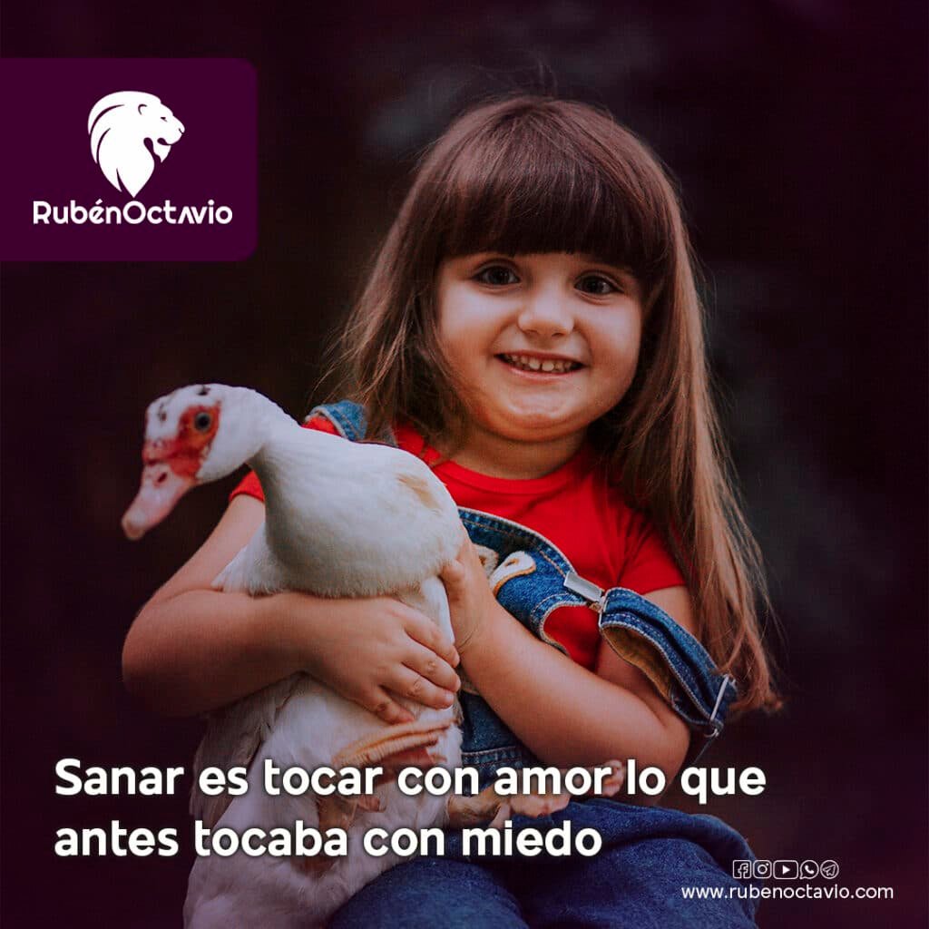 Niña abrazando un pato con ternura, simbolizando que sanar es tocar con amor lo que antes se tocaba con miedo.