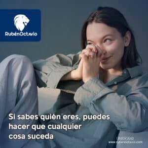 Mujer sonriendo con expresión reflexiva, representando el poder del autoconocimiento para transformar la vida.