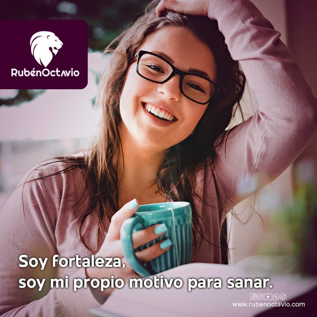 Mujer sonriente con taza en la mano representando la fortaleza interior y el proceso de sanación emocional.