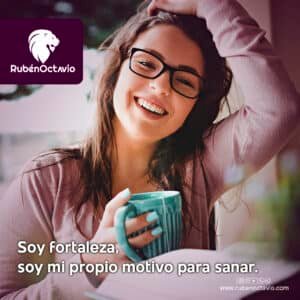 Mujer sonriente con taza en la mano representando la fortaleza interior y el proceso de sanación emocional.