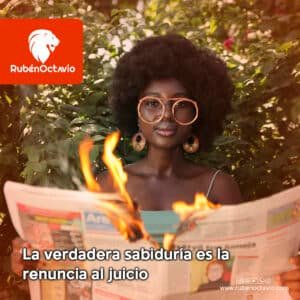 Mujer sosteniendo un periódico en llamas como símbolo de renuncia al juicio