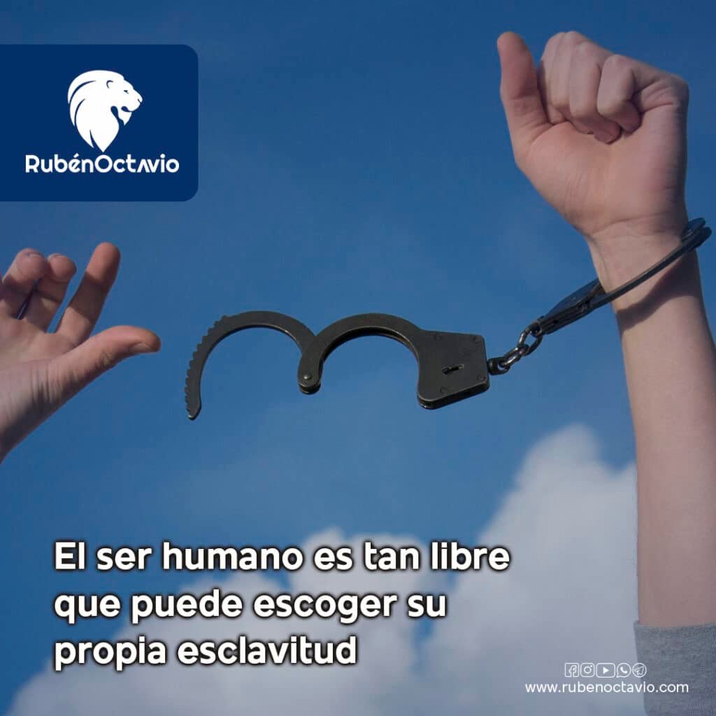 Manos rompiendo unas esposas simbolizando libertad interior