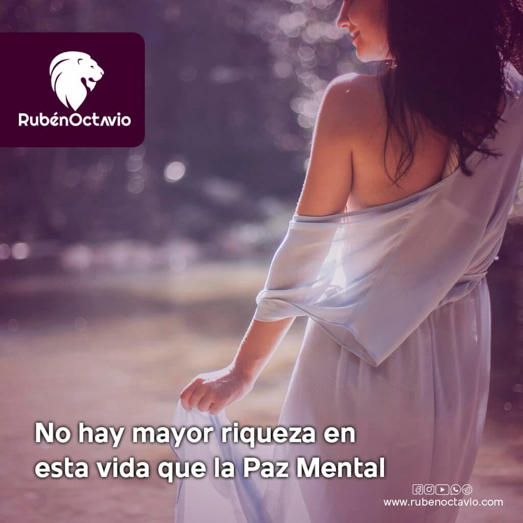 Mujer de espaldas en un entorno natural, simbolizando serenidad y paz mental.