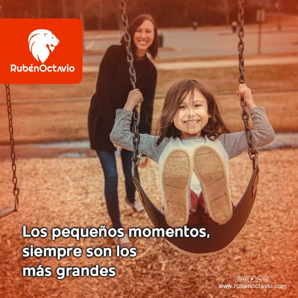 Niña sonriendo en un columpio mientras su madre la impulsa, simbolizando la alegría en los pequeños momentos.