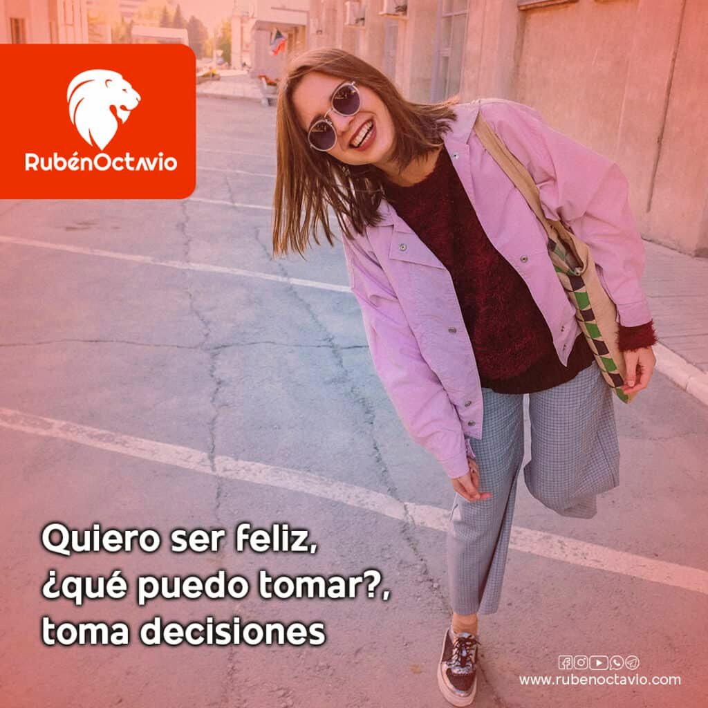 Mujer sonriendo al aire libre simbolizando felicidad al tomar decisiones conscientes.