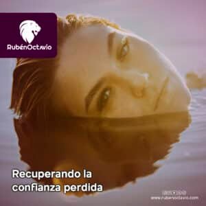 Rostro de mujer sobre el agua simbolizando la recuperación de la confianza perdida.