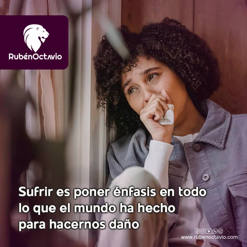 Mujer llorando mientras reflexiona sobre cómo elegir no sufrir y transformar el dolor en aprendizaje.