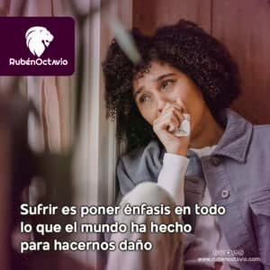 Mujer llorando mientras reflexiona sobre cómo elegir no sufrir y transformar el dolor en aprendizaje.