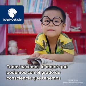 Niño con gafas leyendo mientras sonríe – mensaje sobre consciencia y crecimiento