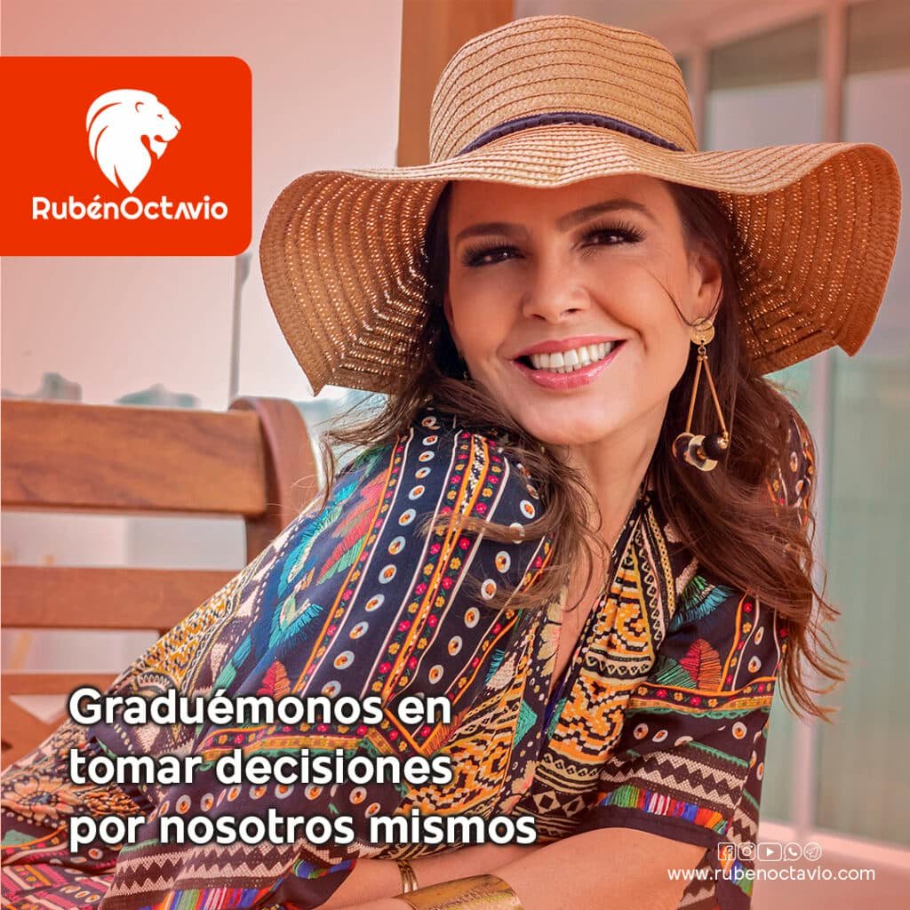 Mujer sonriendo con sombrero representando autonomía y decisión personal