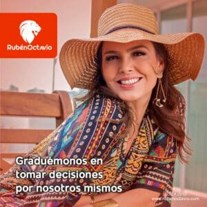 Mujer sonriendo con sombrero representando autonomía y decisión personal