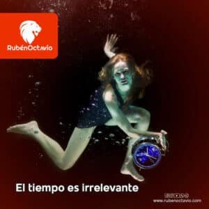 Mujer sumergida en agua sosteniendo un reloj, simbolizando que el tiempo es irrelevante.