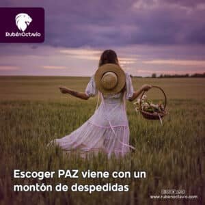 Frase sobre cómo elegir la paz implica despedirse de lo que ya no contribuye a tu bienestar.