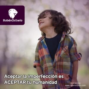 Niño sonriendo con naturalidad, simbolizando la belleza de aceptar la imperfección humana.