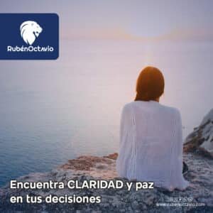 Mujer sentada frente al mar contemplando el horizonte, simbolizando claridad y paz interior.