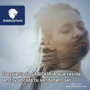 Mujer con los ojos cerrados al viento simbolizando conexión con la sabiduría interior.