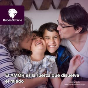 Familia abrazando y sonriendo simbolizando cómo el amor disuelve el miedo.