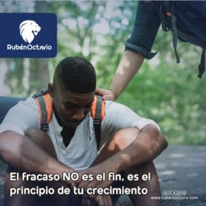 Hombre recibiendo apoyo emocional tras un momento difícil, simbolizando crecimiento después del fracaso.