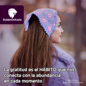 Mujer con actitud serena representando la gratitud como hábito que conecta con la abundancia.
