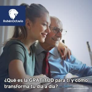 Mujer abrazando a un hombre mayor simbolizando gratitud y conexión emocional.