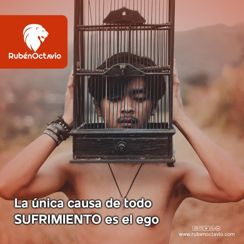Persona con una jaula frente al rostro simbolizando cómo el ego encierra la mente en el sufrimiento.