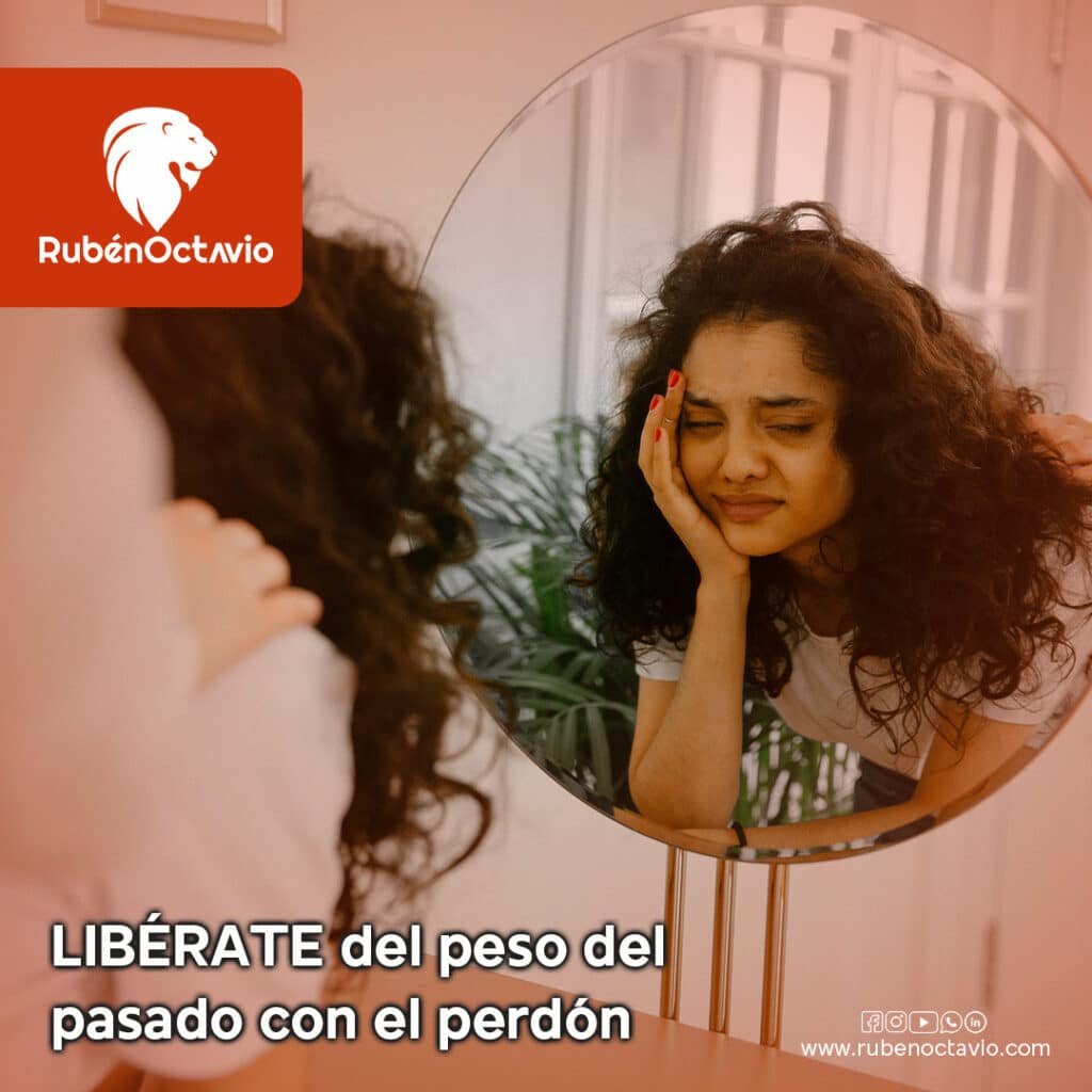 Mujer mirándose con tristeza al espejo simbolizando el peso emocional del pasado.