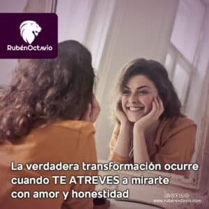 Mujer sonriendo frente al espejo simbolizando amor propio y aceptación personal.