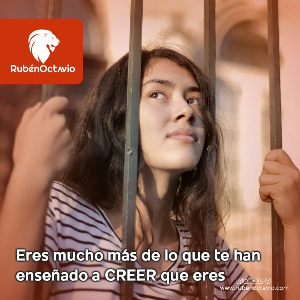 Mujer mirando a través de barrotes simbolizando la liberación de creencias limitantes.