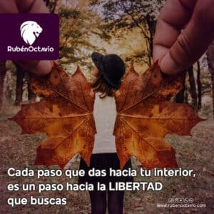 Persona con hojas simulando alas simbolizando libertad interior y crecimiento personal.