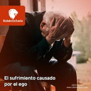 Hombre mayor sosteniendo su cabeza, simbolizando el sufrimiento causado por el ego.