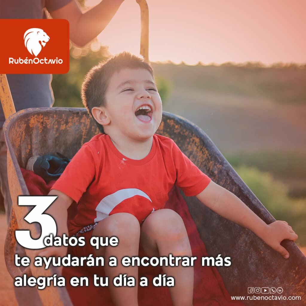 Niño riendo con alegría mientras disfruta el momento presente