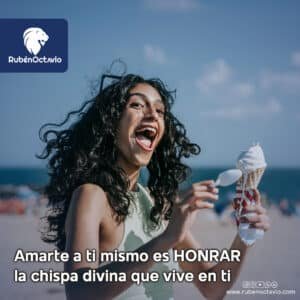 Mujer feliz disfrutando un helado simbolizando alegría y amor propio