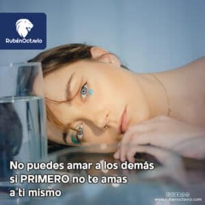 Mujer apoyada junto a un vaso simbolizando amor propio y autoreflexión