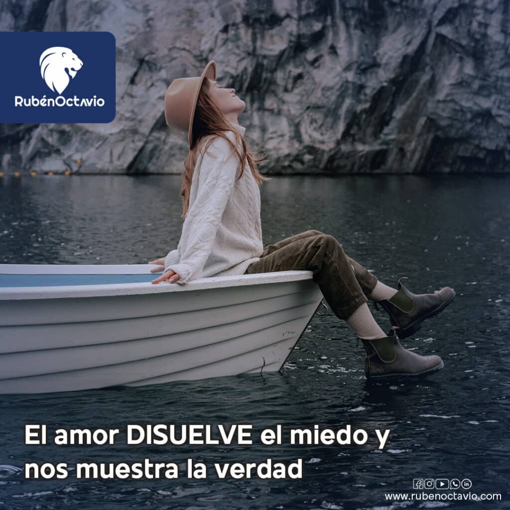 Mujer sentada en una barca con expresión de paz, representando cómo el amor disuelve el miedo.