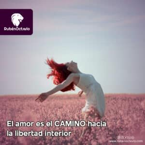 Mujer con brazos abiertos en un campo simbolizando libertad interior