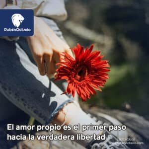 Mano sosteniendo una flor roja simbolizando amor propio y libertad interior